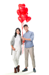 浪漫情侣拿着心形气球