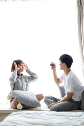 一对年轻的情侣