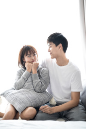 一对年轻的情侣