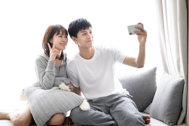 一对年轻的情侣