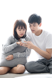 一对年轻的情侣