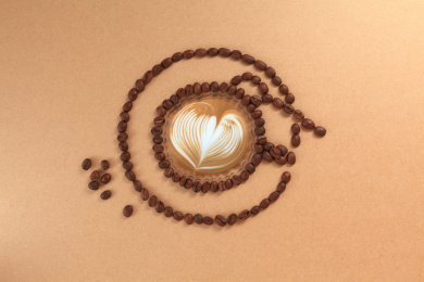 用咖啡豆拼成的咖啡杯图案与拉花咖啡合成