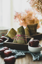 桌子上放着的几个粽子