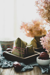 桌子上放着的几个粽子