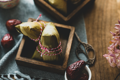 桌子上放着的几个粽子