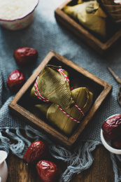 桌子上放着的几个粽子