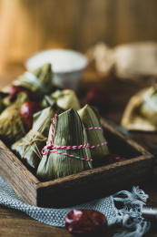 桌子上放着的几个粽子