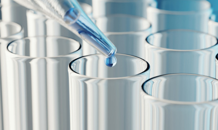 滴管向试管中滴入蓝色的液体