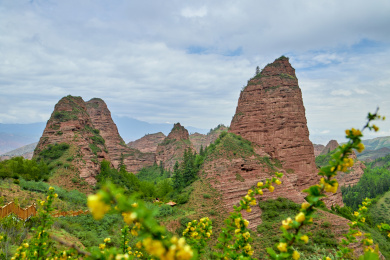 青海省坎布拉国家森林公园的山体