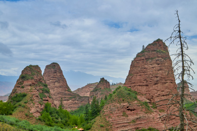 青海省坎布拉国家森林公园的山体
