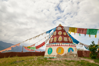 青海省坎布拉国家森林公园里的经幡