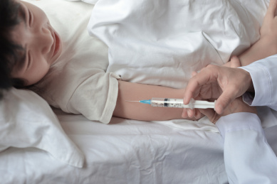 正在给生病的女童注射药液