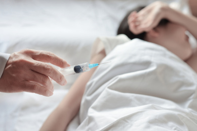 准备给生病的女孩打针