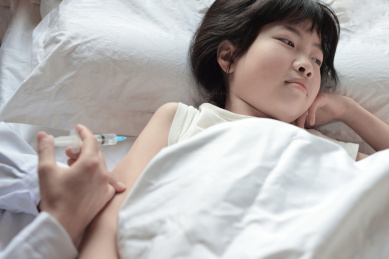 正在给生病的女童注射药液