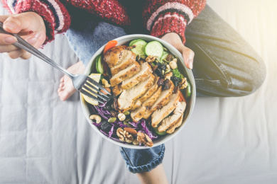 一女性独自享受沙拉美食