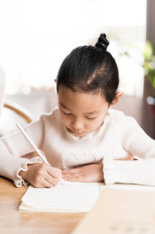 在家认真学习的中国女孩