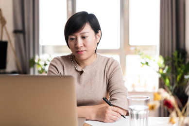 居家办公的中国女性