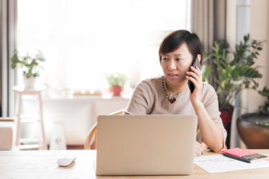 居家办公使用手机的中国女性