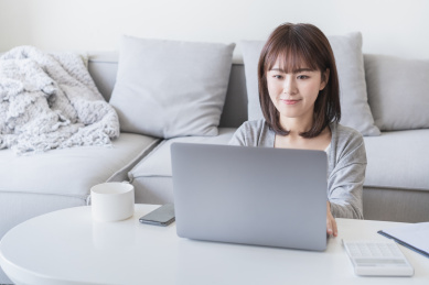 居家工作的年轻女生