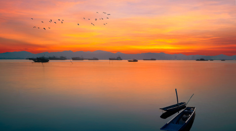 广东省珠海市淇澳岛上的晚霞和渔船