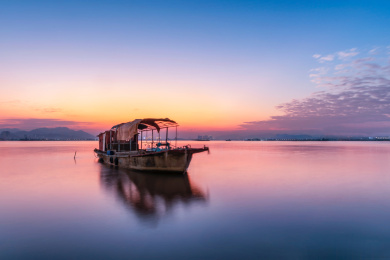 广东省珠海市淇澳岛上的晚霞和渔船