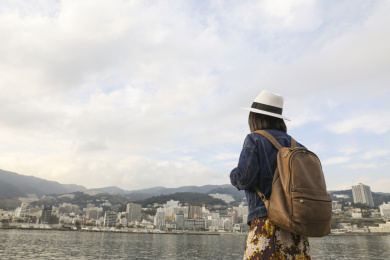 背着背包的女性旅行者在欣赏城市风景