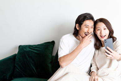 自拍的年轻情侣