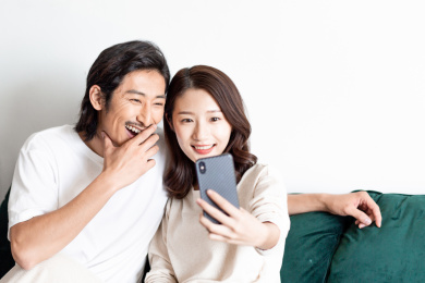 自拍的年轻情侣