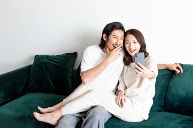 自拍的年轻情侣