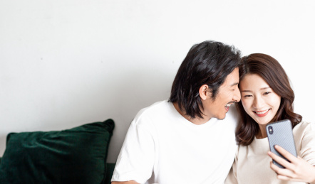 自拍的年轻情侣