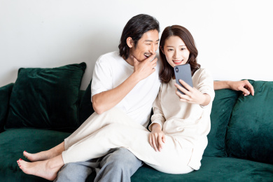 自拍的年轻情侣