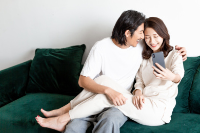 自拍的年轻情侣