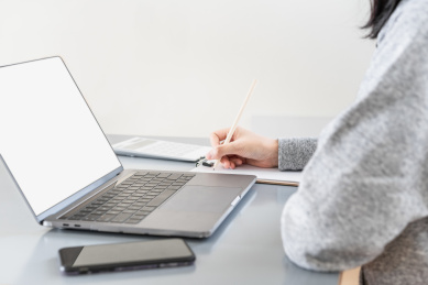 用手提电脑办公的手部特写场景