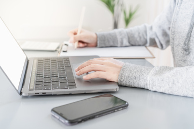 用手提电脑办公的手部特写场景