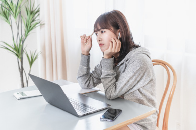 年轻女性一边工作一边思考