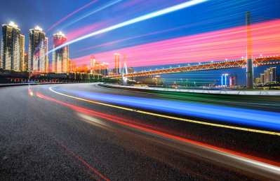 夜晚汽车在公路上运动的光轨，城市天际线