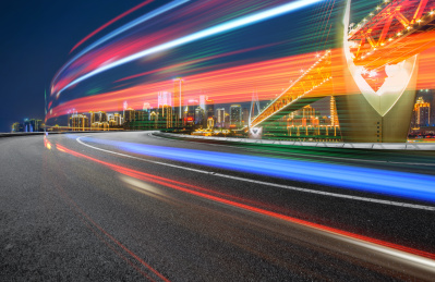 夜晚汽车在公路上运动的光轨，城市天际线