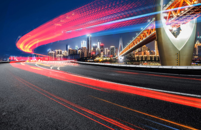 夜晚汽车在公路上运动的光轨，城市天际线