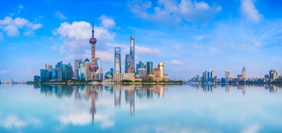 上海浦东新区陆家嘴建筑倒影