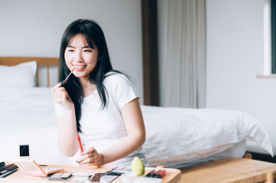 亚洲年轻女孩在家美容化妆