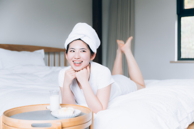 亚洲年轻女孩在家吃早饭