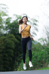 一位年轻的亚洲女性在跑步