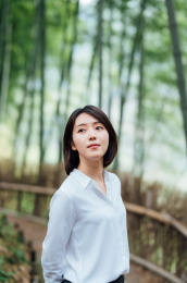 亚洲年轻女性在竹林