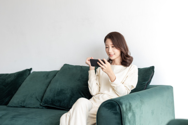 年轻女士在使用手机玩游戏