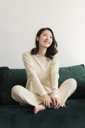 年轻女性坐在沙发上