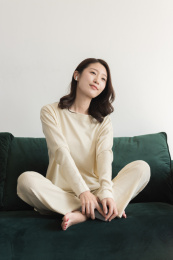 年轻女性坐在沙发上