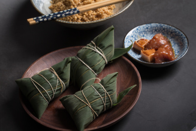 桌上的一盘粽子