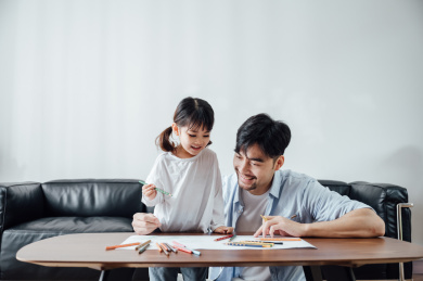 爸爸和女儿在家画画