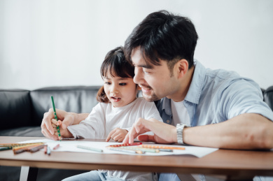 爸爸和女儿在家画画