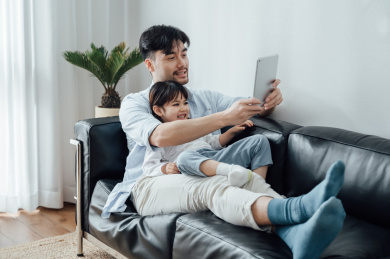 爸爸和女儿在家使用平板电脑